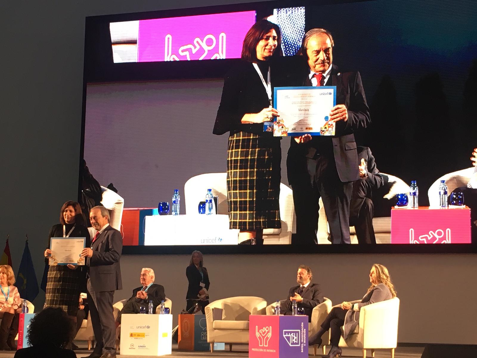 LA ALCALDESA RECOGE EN OVIEDO EL RECONOCIMIENTO A MENDAVIA COMO CIUDAD AMIGA DE LA INFANCIA LA ALCALDESA RECOGE EN OVIEDO EL RECONOCIMIENTO A MENDAVIA COMO CIUDAD AMIGA DE LA INFANCIA